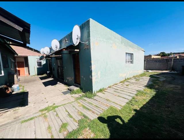 15 BEDROOM HOUSE FOR SALE IN RHODESFIELD